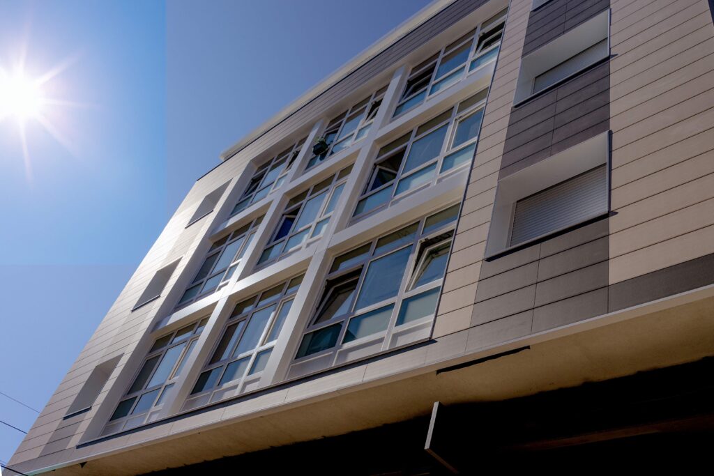 fachada ventilada instalada en edificio de viviendas