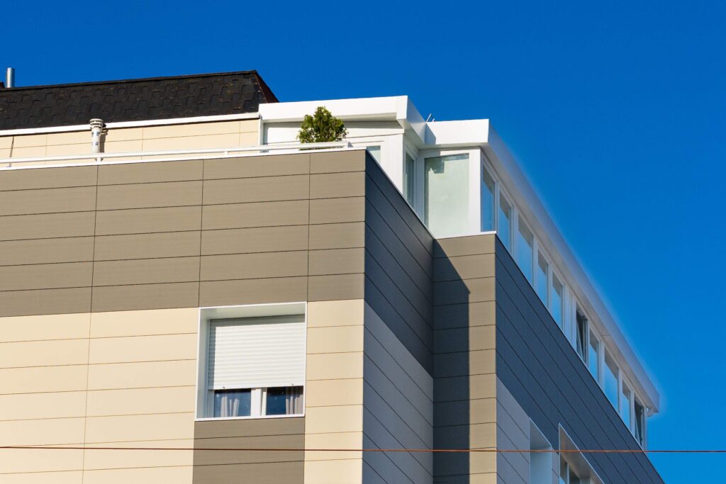 cierre de terraza acristalada en edificio de viviendas