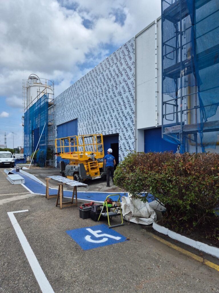 fachada ventilada en construcción en un edificio