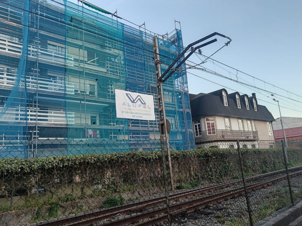 andamios colocados sobre fachada de edificio para construcción de fachada ventilada