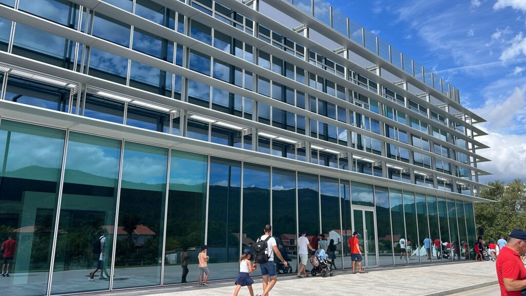acristalamiento de fachada en edificio de oficinas