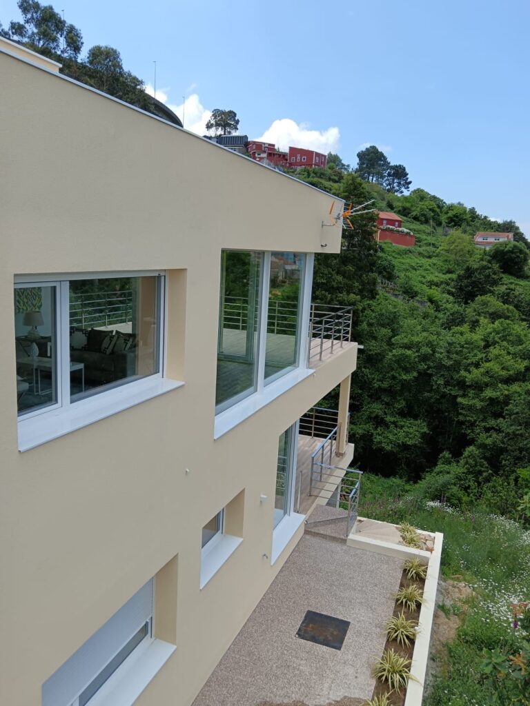 carpintería de aluminio y pvc para puertas y ventanas de vivienda unifamiliar
